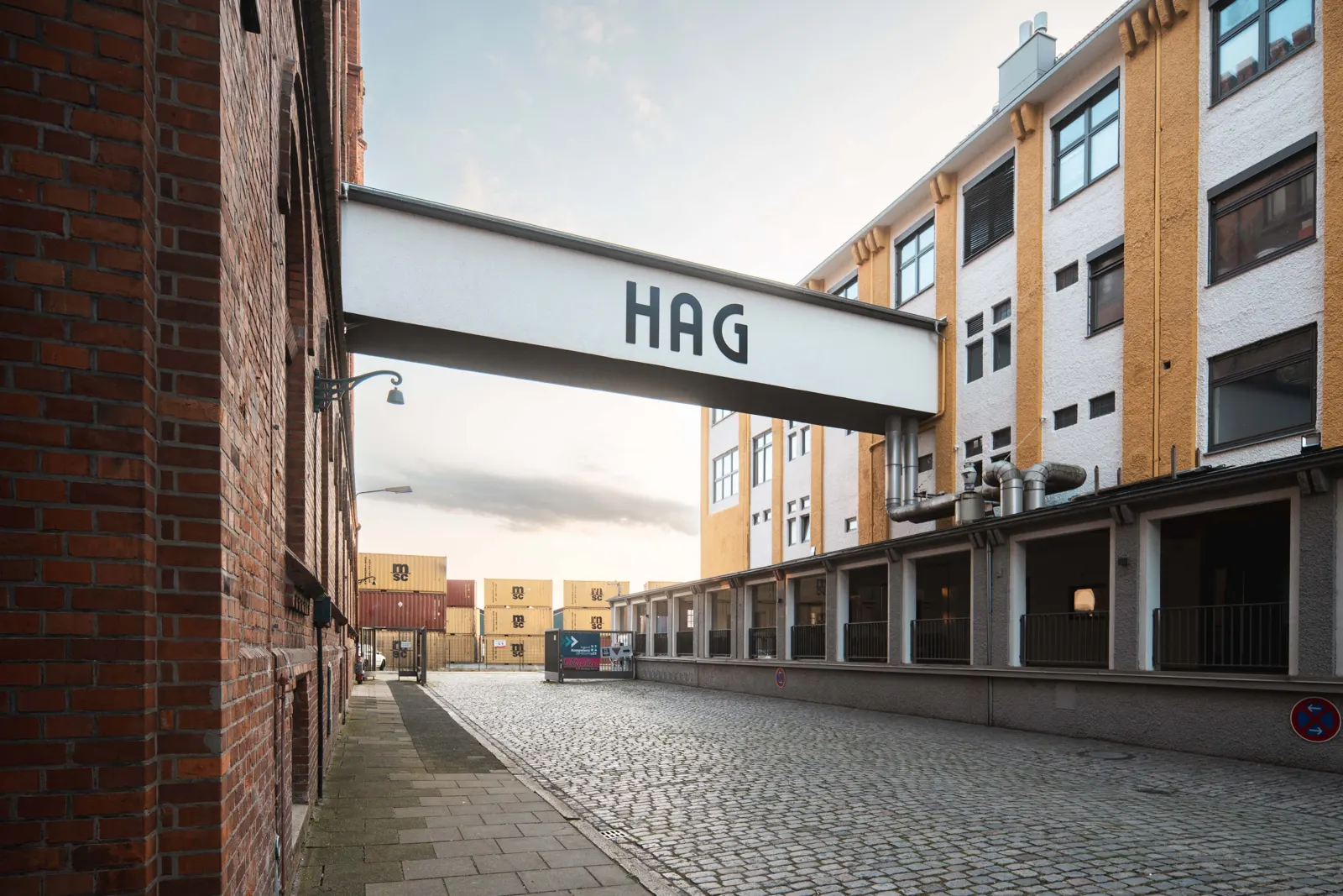 Torbogen mit HAG-Schriftzug im HAG-QUARTIER